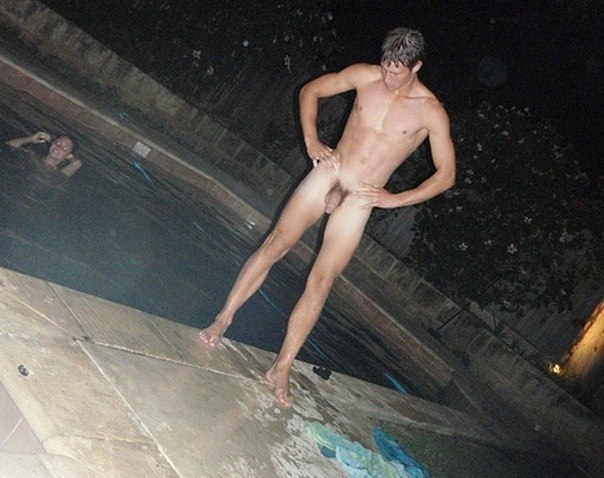 freely naked in the pool - 5dd038914e69e.jpg.