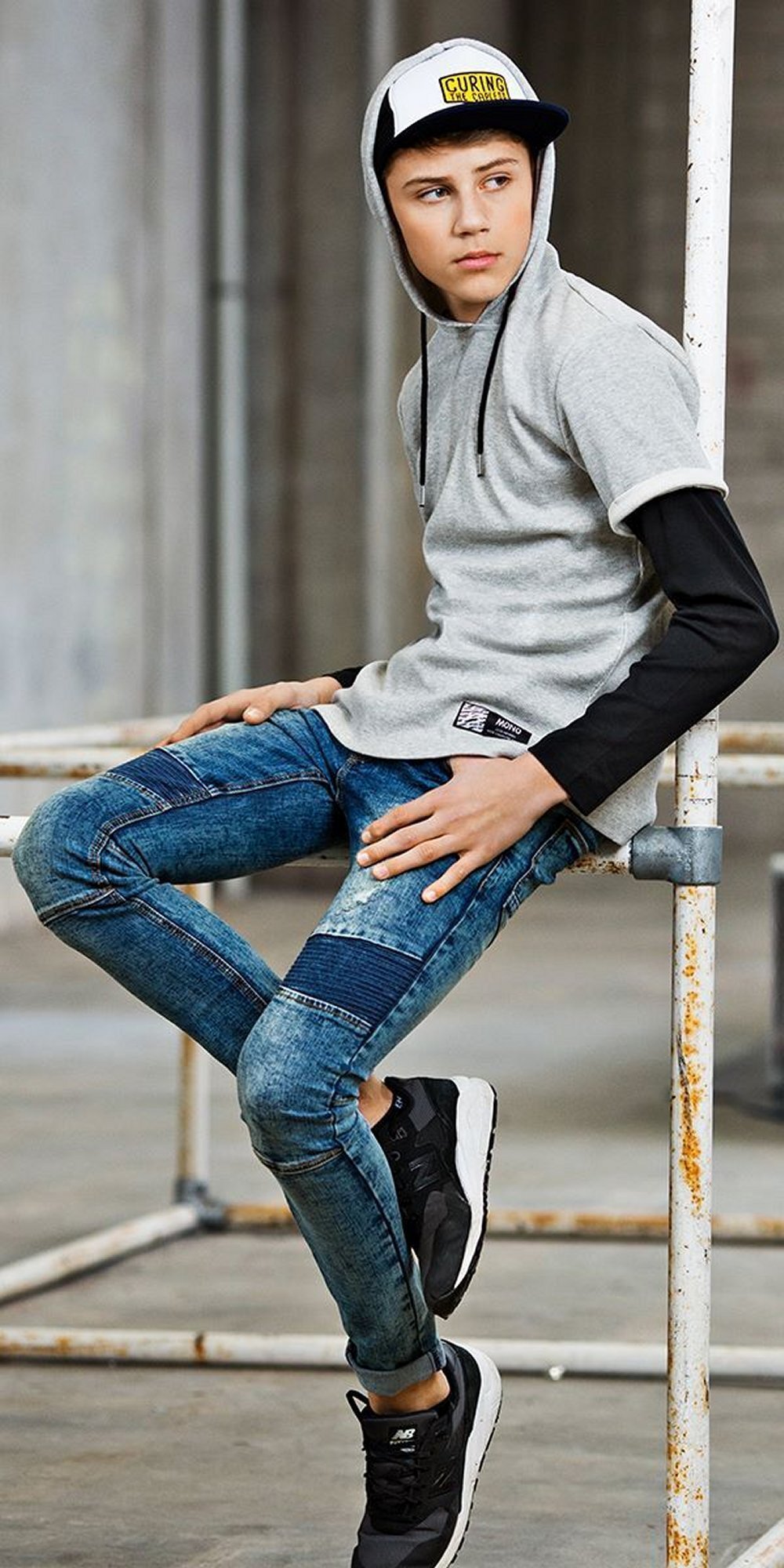 Красивый мальчик в джинсах