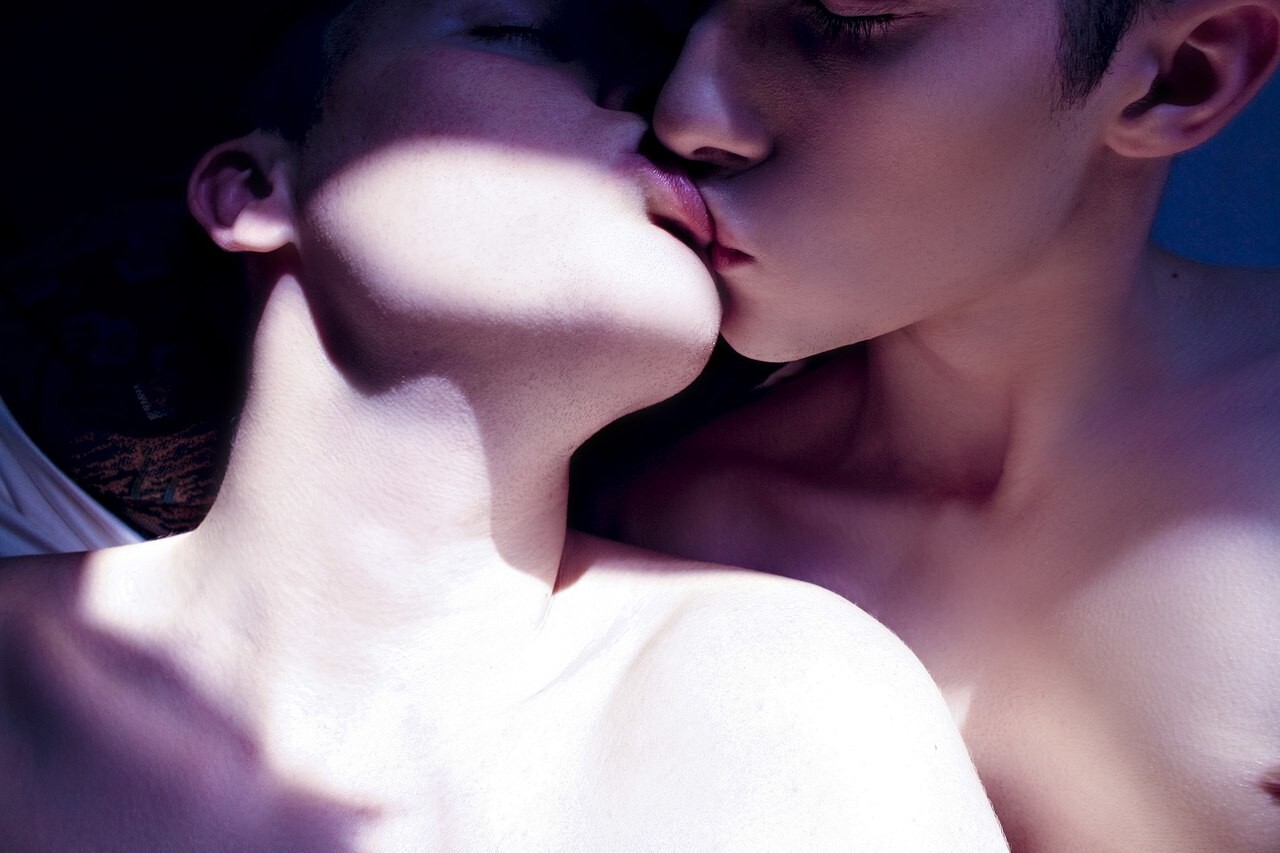 целовать парня гей фото 53