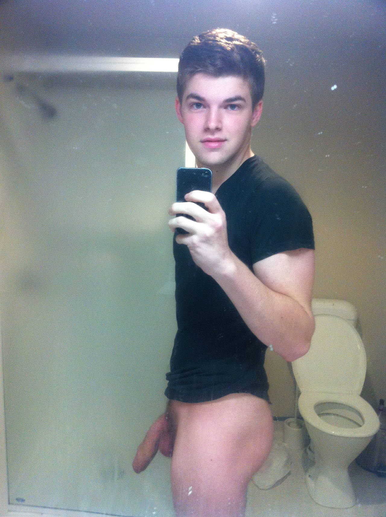 фото голого парня в туалете