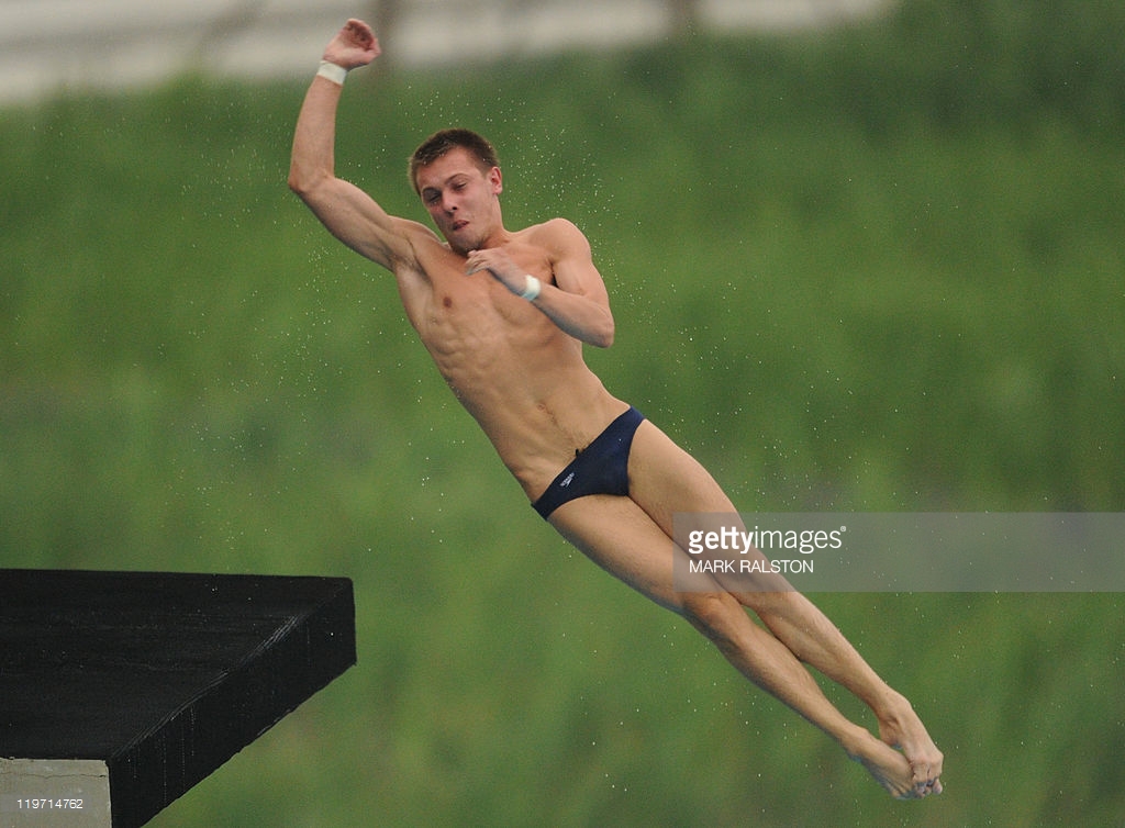 2 спортсмена. Виктор Минибаев прыжки в воду. Виктор Минибаев фотосессия. Виктор Минибаев speedo. Виктор Минибаев голый.