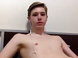 Twink porn like to start his day with porn and beating off 